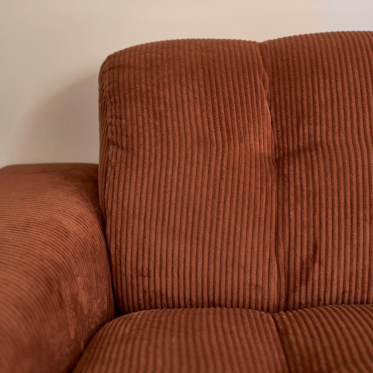 Canapé droit 4 places en velours côtelé terracotta - Image 6