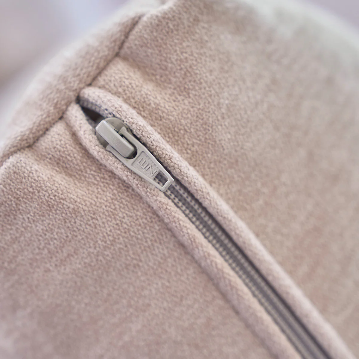 Canapé droit 3 places en bois massif et velours beige chiné - Image 6