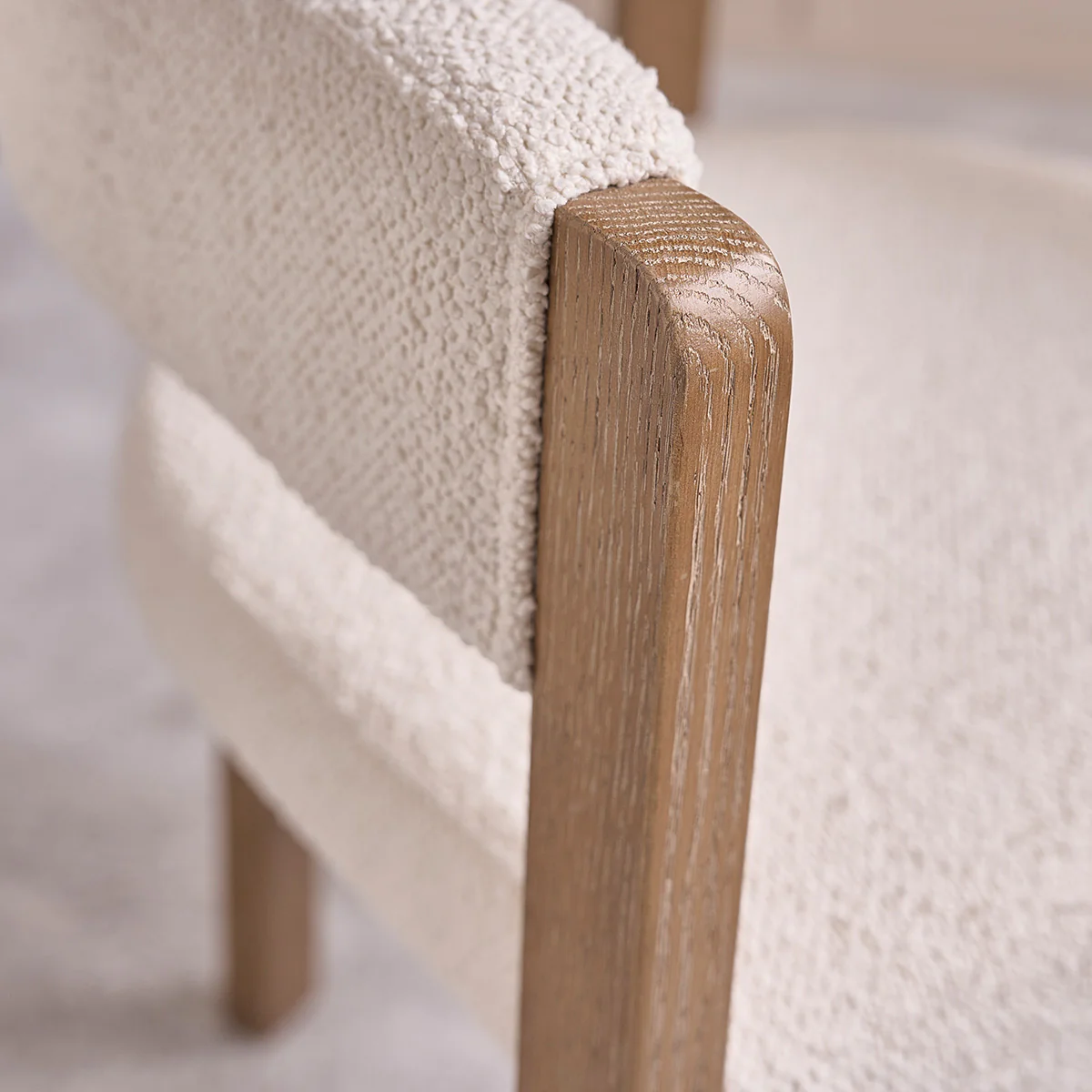 Chaise en chêne et tissu bouclette - Image 7