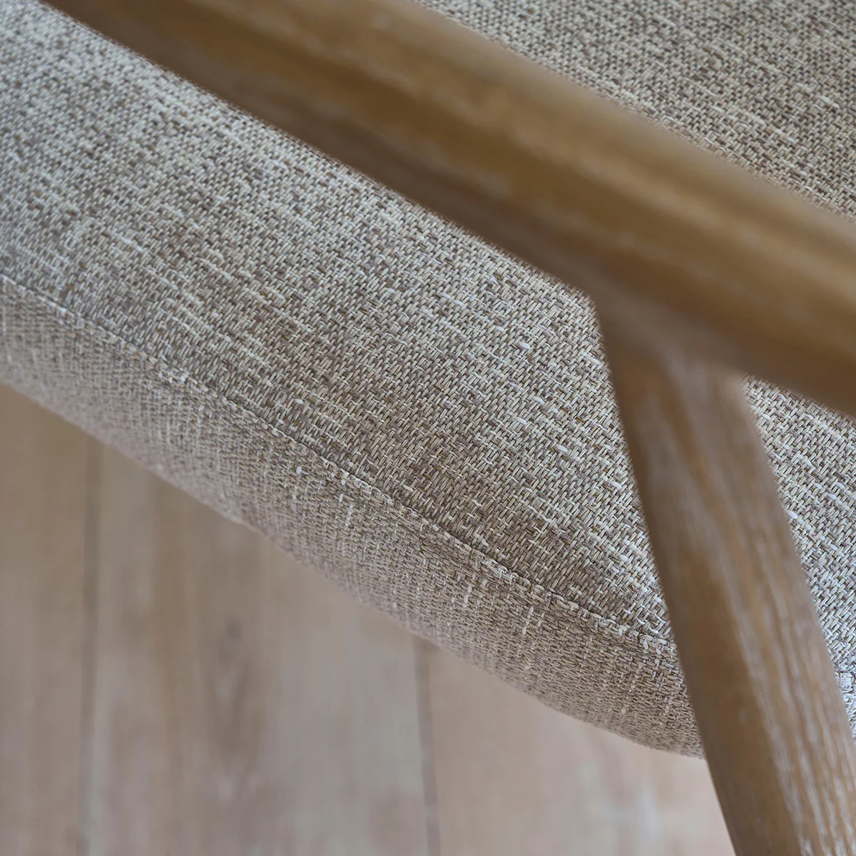 Fauteuil en bois de chêne et tissu texturé beige chiné - Image 7