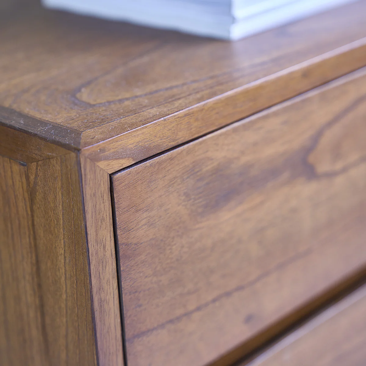 Meuble TV en mindi massif finition noyer 140 cm - Image 4