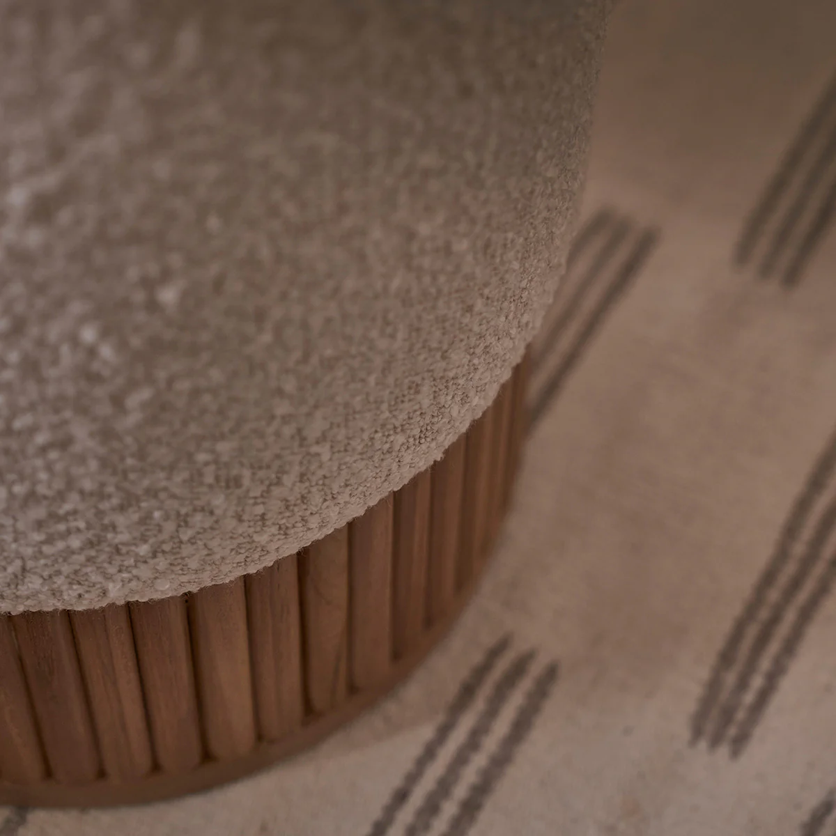 Pouf en teck massif et tissu bouclette blanc Ø38 cm - Image 5